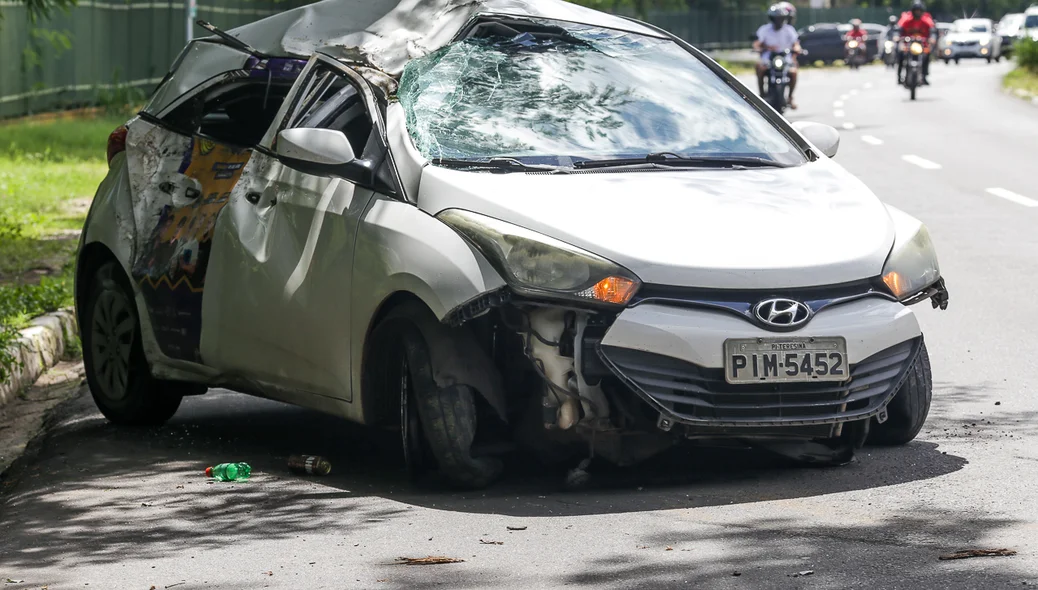 Carro destruído após o acidente em frente ao shopping