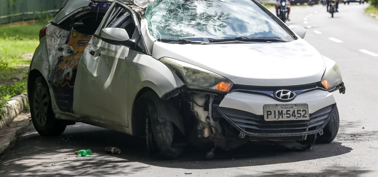 Carro destruído após o acidente em frente ao shopping