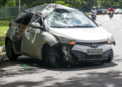 Carro destruído após o acidente em frente ao shopping