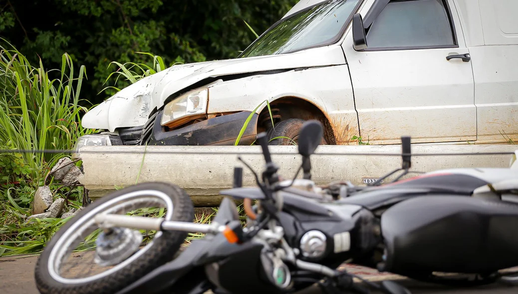 Carro e moto envolvidos no acidente