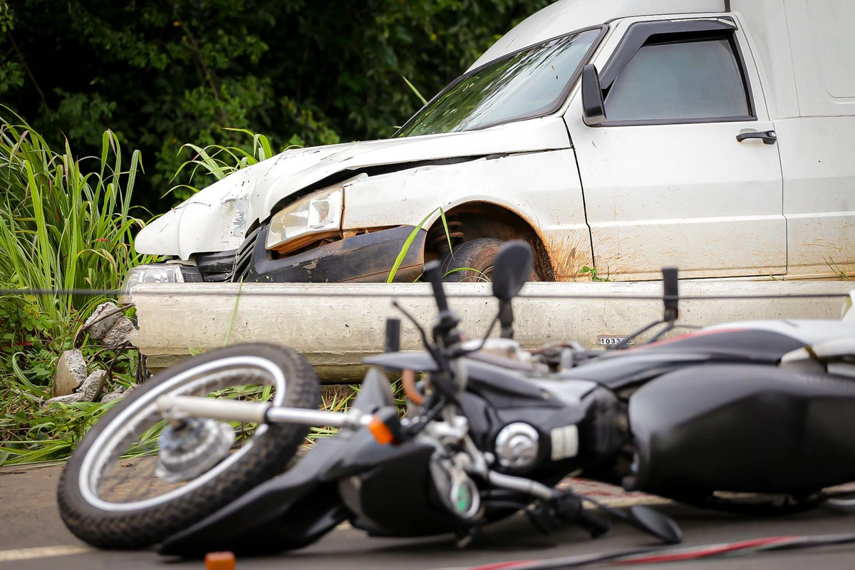 Carro e moto envolvidos no acidente
