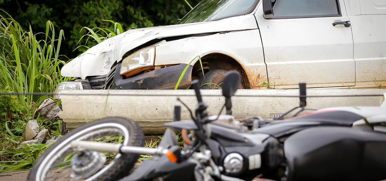 Carro e moto envolvidos no acidente