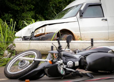 Carro e moto envolvidos no acidente