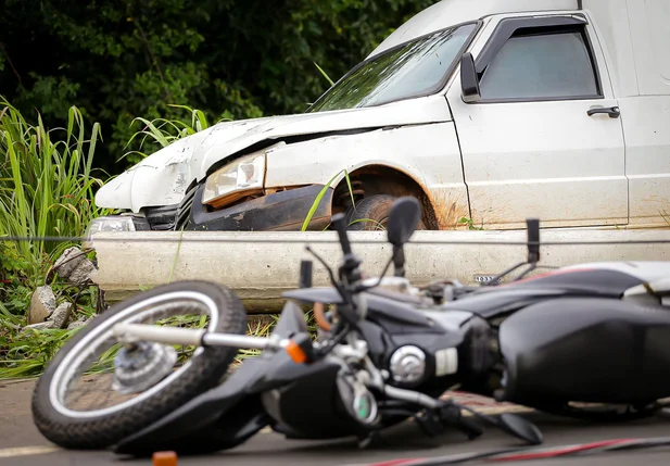 Carro e moto envolvidos no acidente