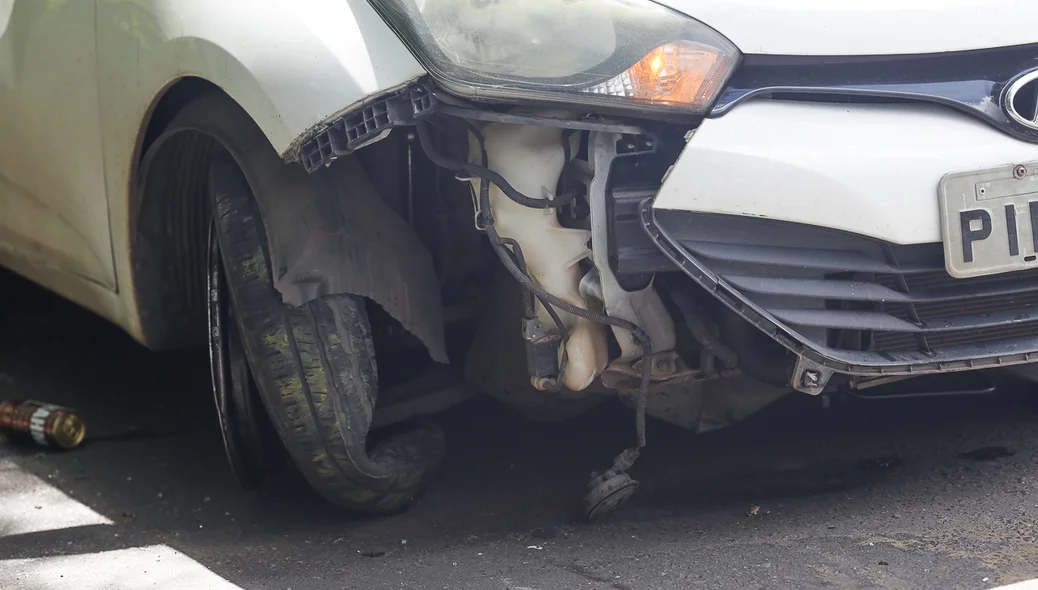 Carro fica com a frente destruída após acidente