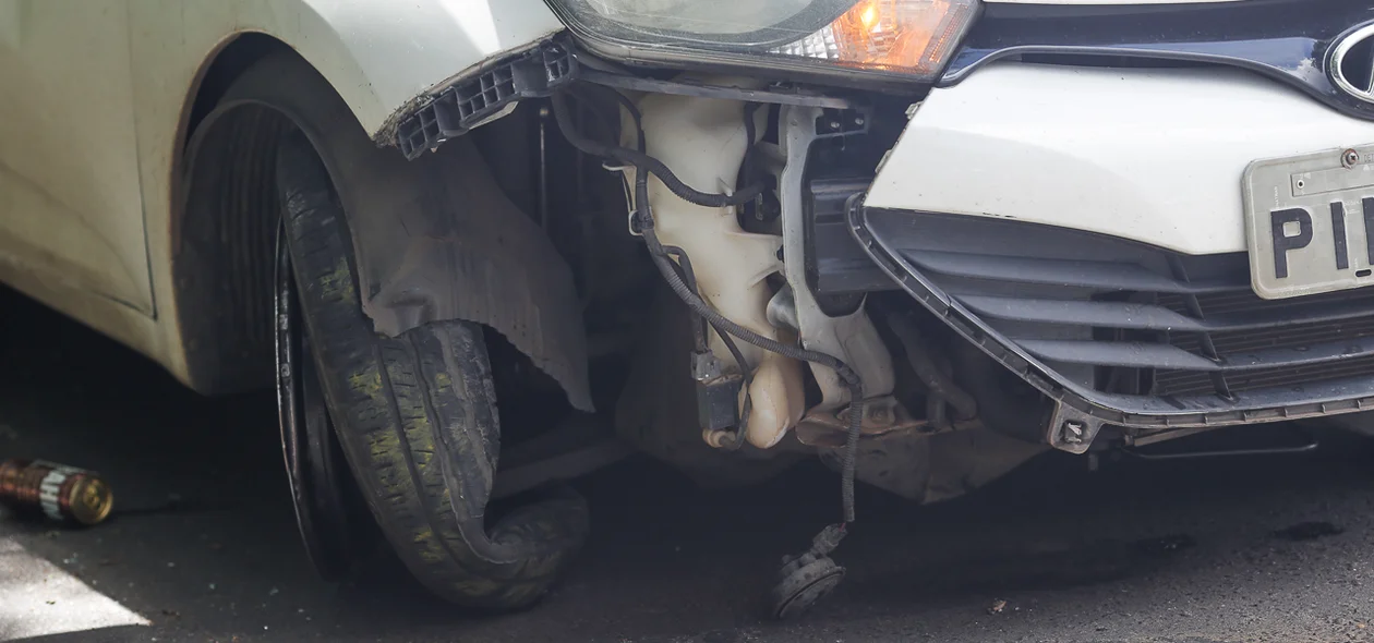 Carro fica com a frente destruída após acidente