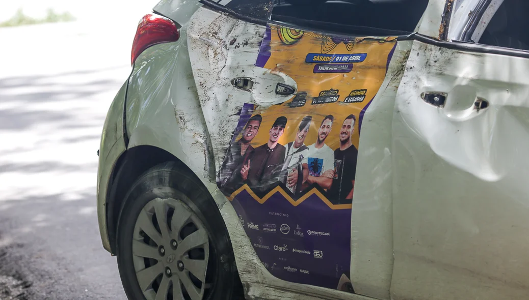 Carro ficou com a lateral completamente destruída