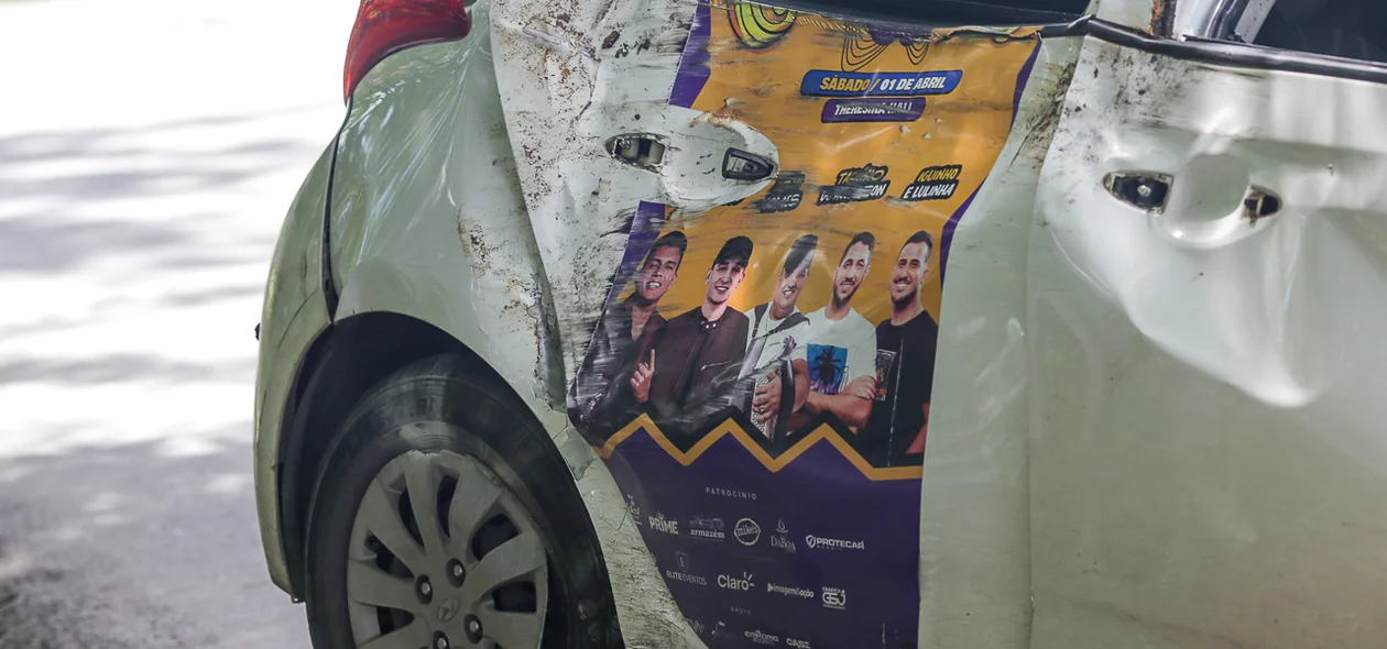 Carro ficou com a lateral completamente destruída