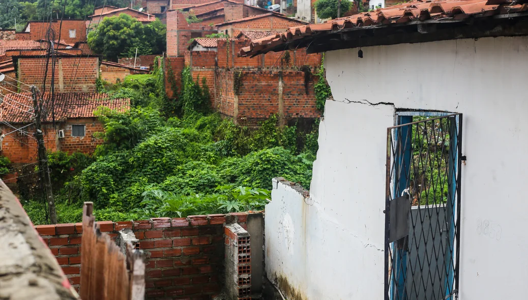Casa desaba após fortes chuvas na Vila da Paz