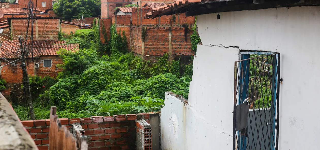 Casa desaba após fortes chuvas na Vila da Paz