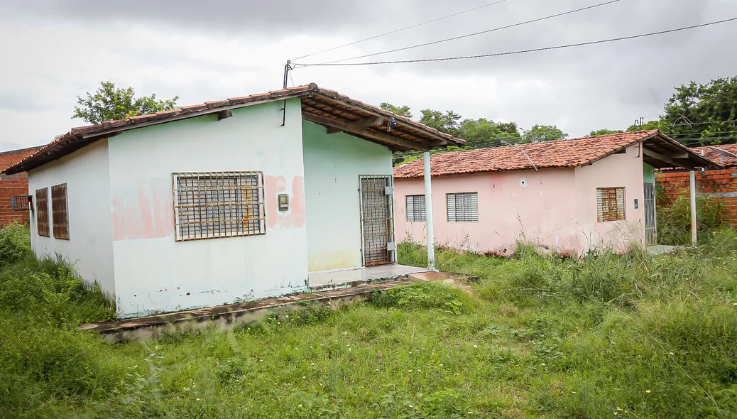 Casas abandonadas no residencial Polo Sul