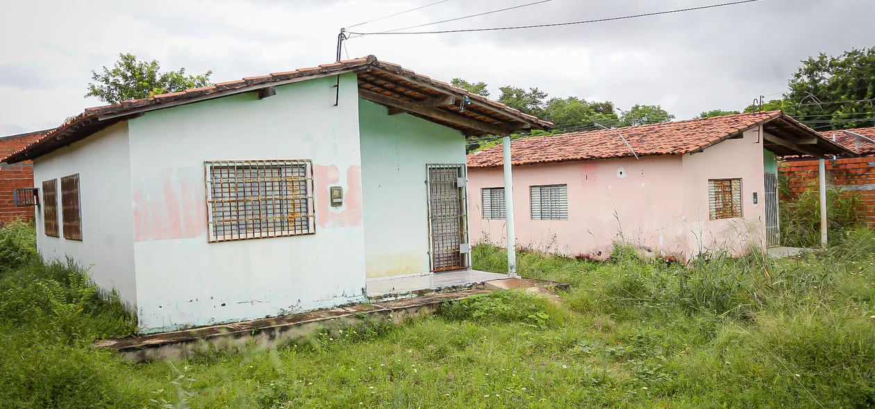 Casas abandonadas no residencial Polo Sul