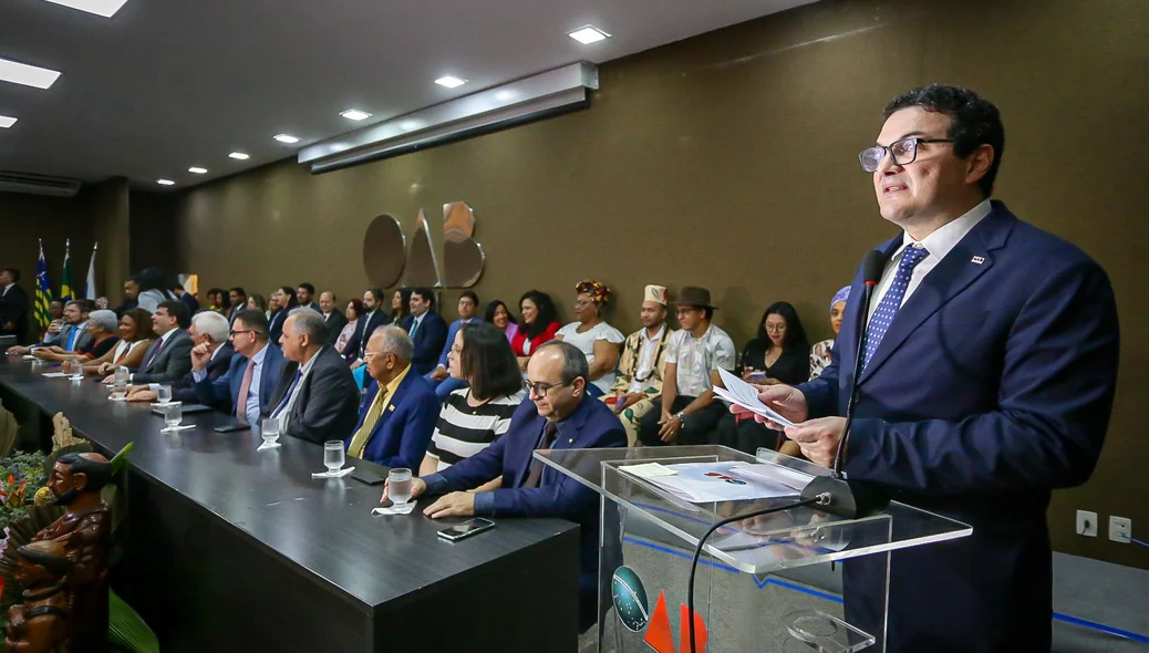 Celso Barros discursando