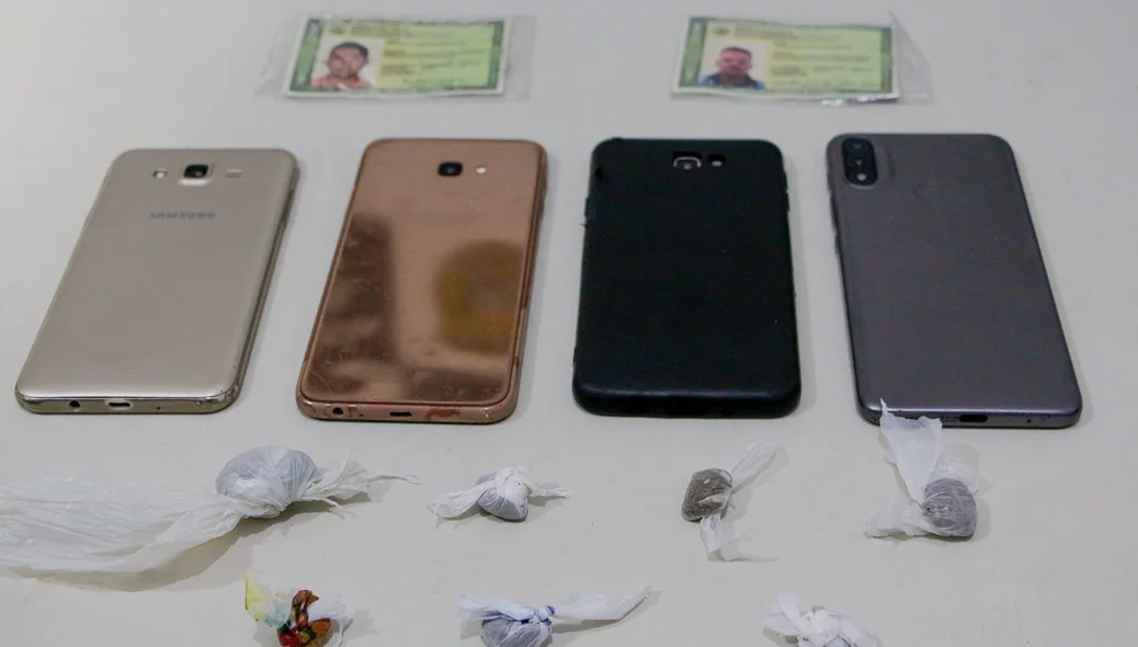 Celulares e drogas apreendidos