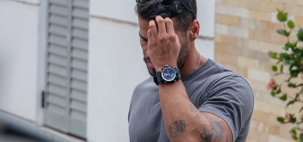 Christhofer Santos se dirigindo ao carro da polícia