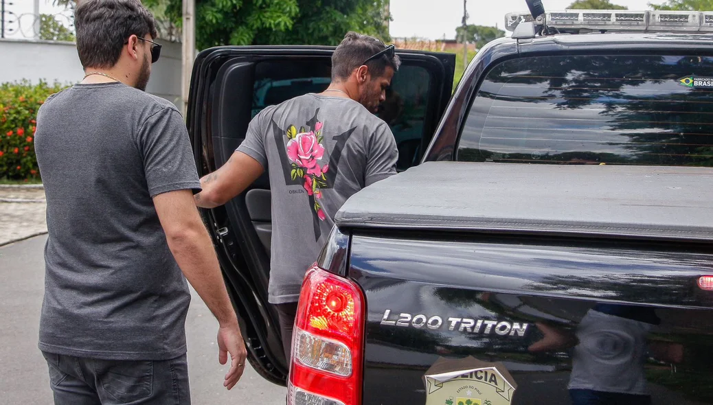 Christhofer Santos sendo conduzido pelo policiais