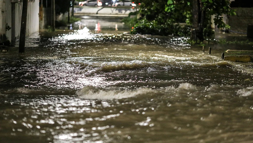 Chuva causa alagamento nas ruas