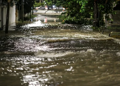 Chuva causa alagamento nas ruas