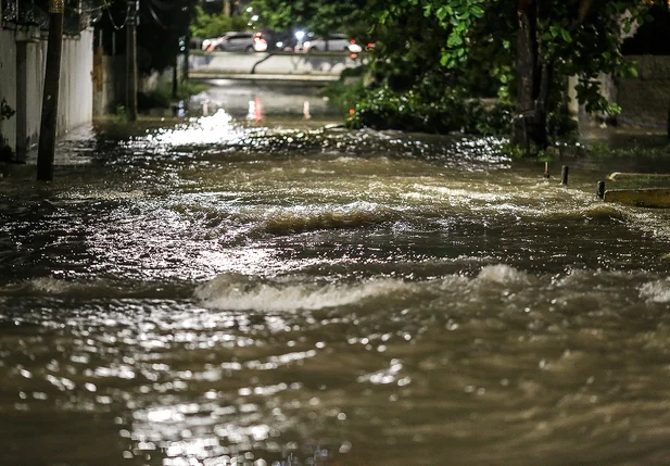 Chuva causa alagamento nas ruas de Teresina