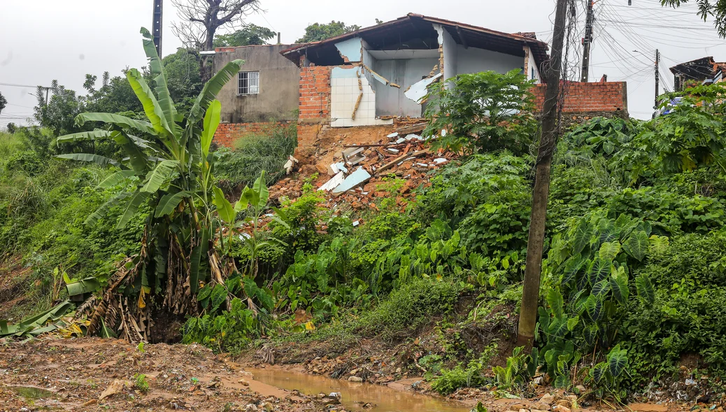 Chuva forte causa desmoronamento de imóvel na Vila da Paz, em Teresina