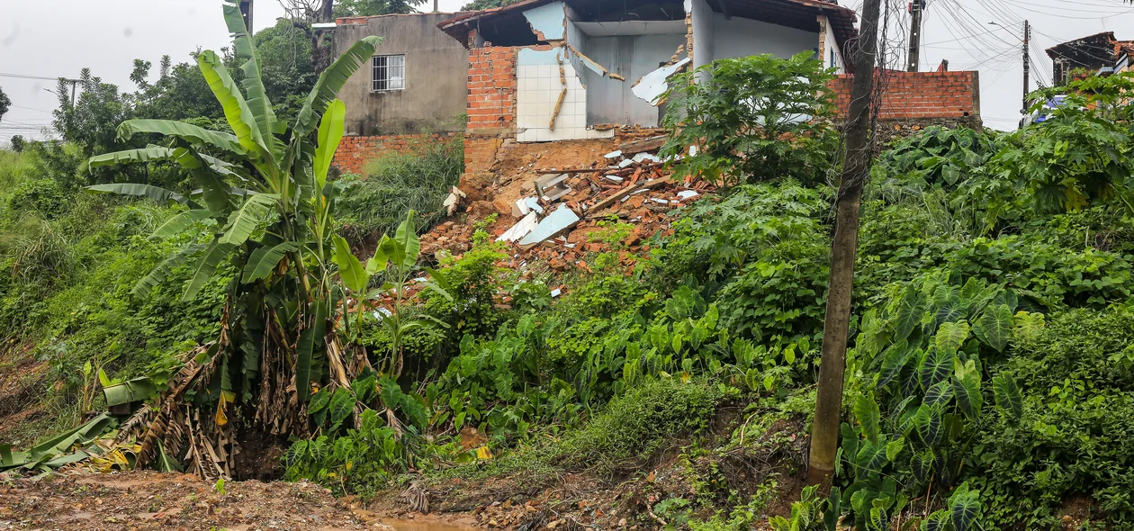 Chuva forte causa desmoronamento de imóvel na Vila da Paz, em Teresina