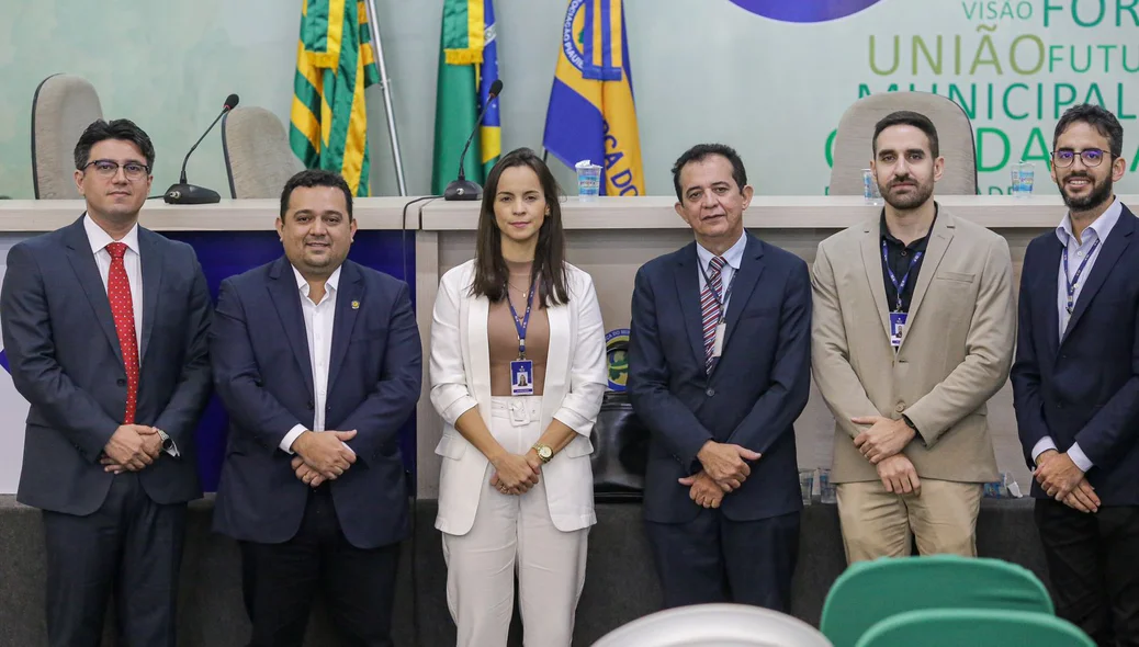 Comissão do TCE presente na reunião