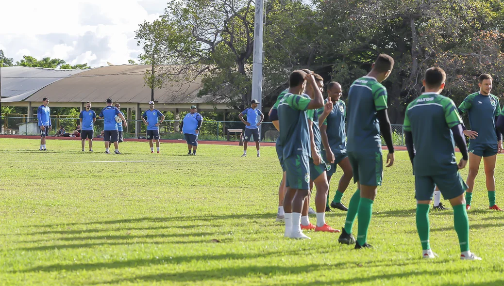 Comissão técnica analisando os jogadores