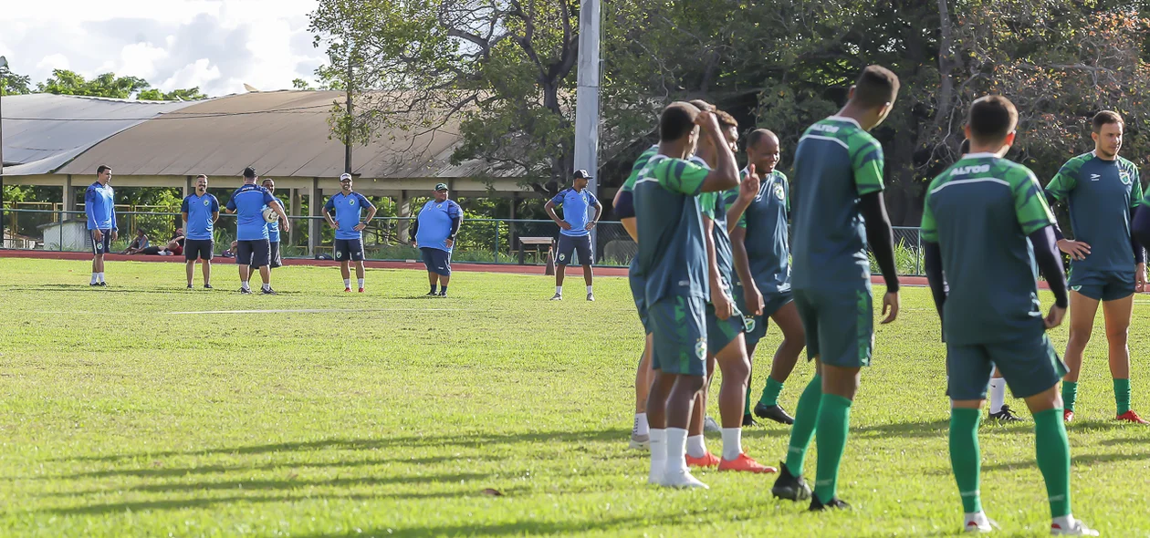Comissão técnica analisando os jogadores