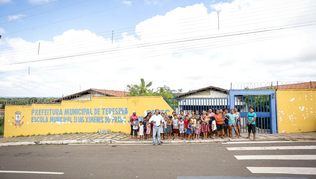 Comunidade se reuniu em frente a escola