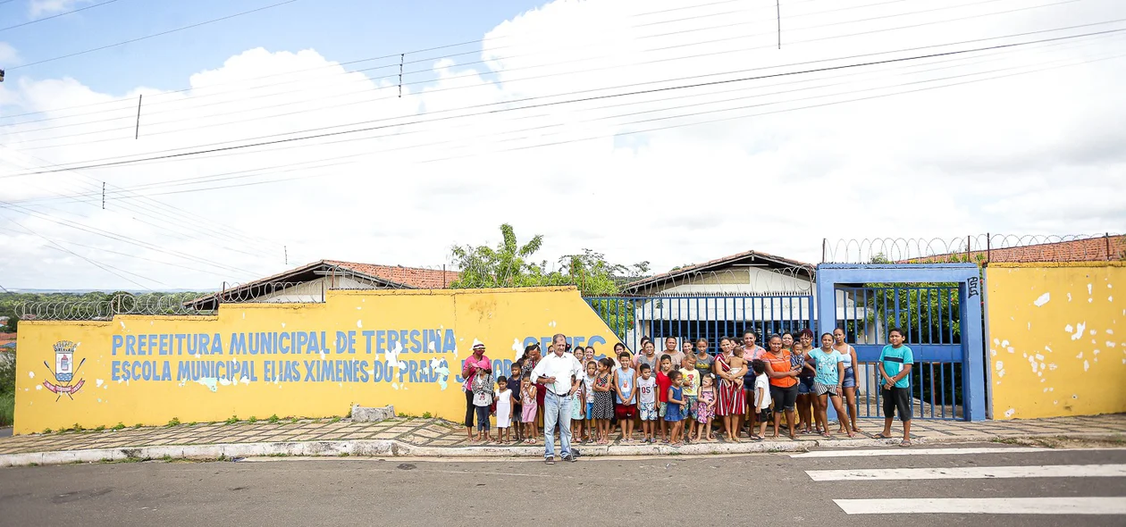 Comunidade se reuniu em frente a escola