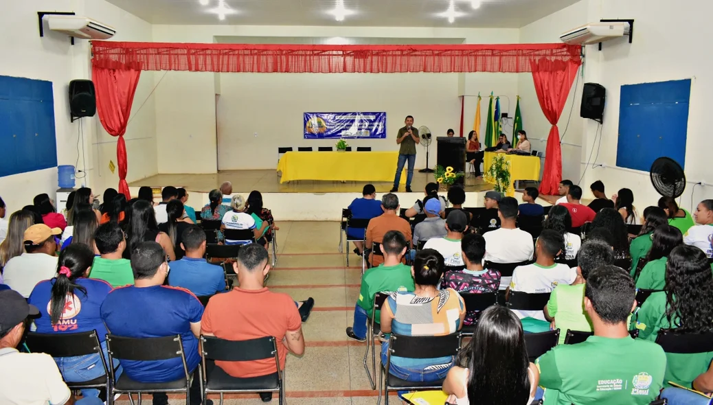 Conferência Municipal foi aberta com a fala do secretário de Saúde, e em seguida, foi feita a leitura do regimento, e logo, teve início a palestra com o conferencista