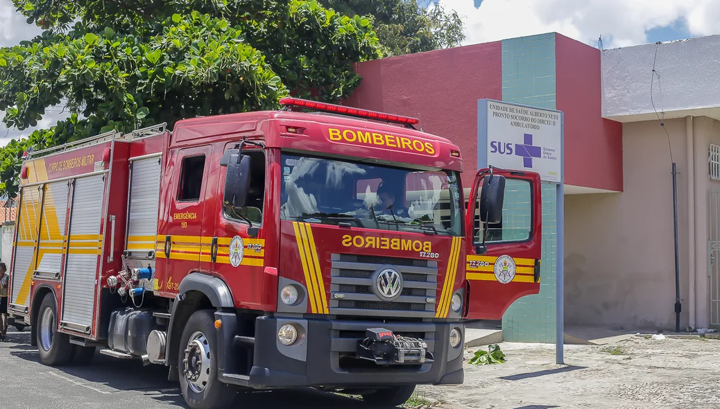 Corpo de Bombeiros chega ao local