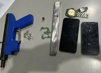Crack, celulares, relógio e arma foram apreendidos