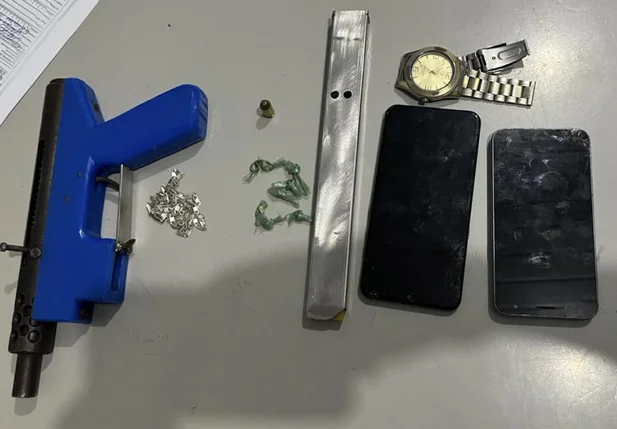 Crack, celulares, relógio e arma foram apreendidos