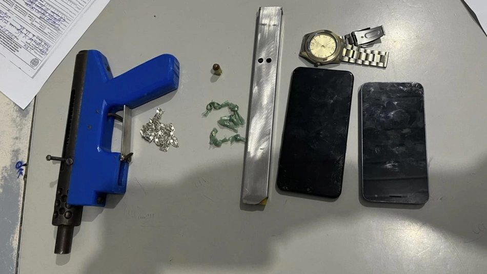 Crack, celulares, relógio e arma foram apreendidos