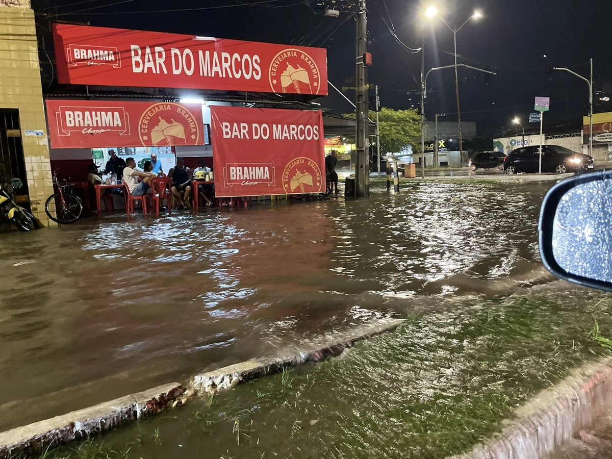 Cruzamento da Avenida João XXIII com Avenida Nossa Senhora de Fátima ficou completamente alagada