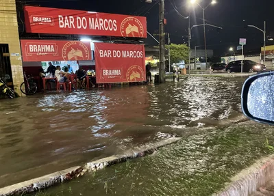 Cruzamento da Avenida João XXIII com Avenida Nossa Senhora de Fátima ficou completamente alagada