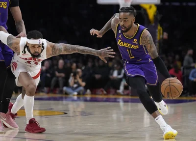 D'Angelo Russel avança em direção ao garrafão