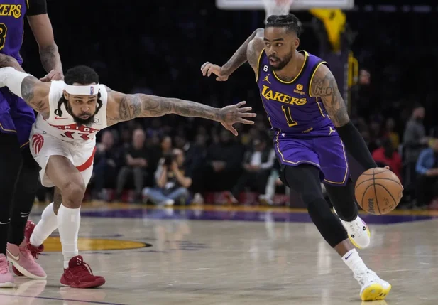 D'Angelo Russel avança em direção ao garrafão
