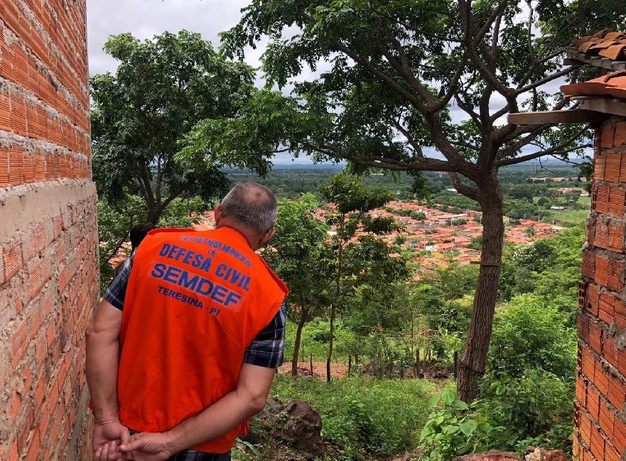 Defesa Civil fiscalizando área de risco em Teresina.