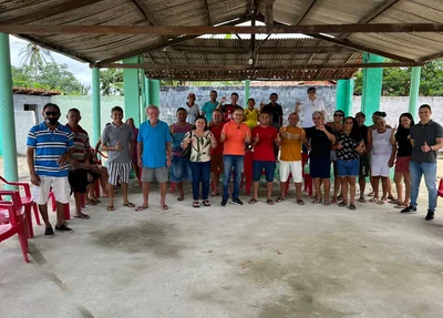 Deputado estadual Dr. Hélio em uma visita à Ilha Grande do Piauí