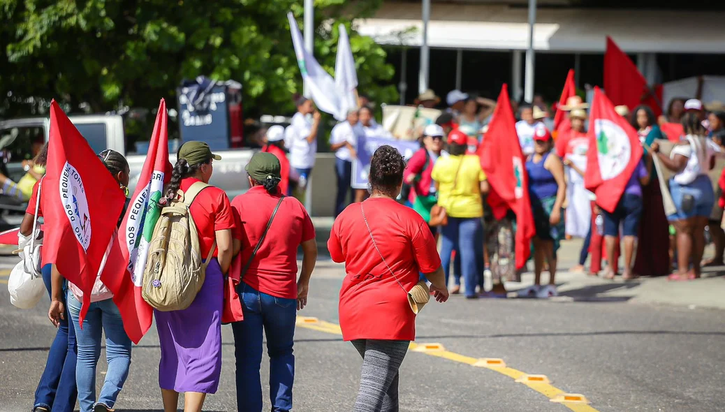 Dezenas de manifestantes