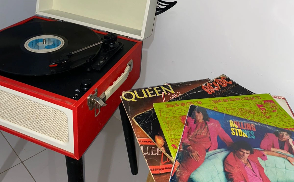 Discos e vitrola de Olga Letícia