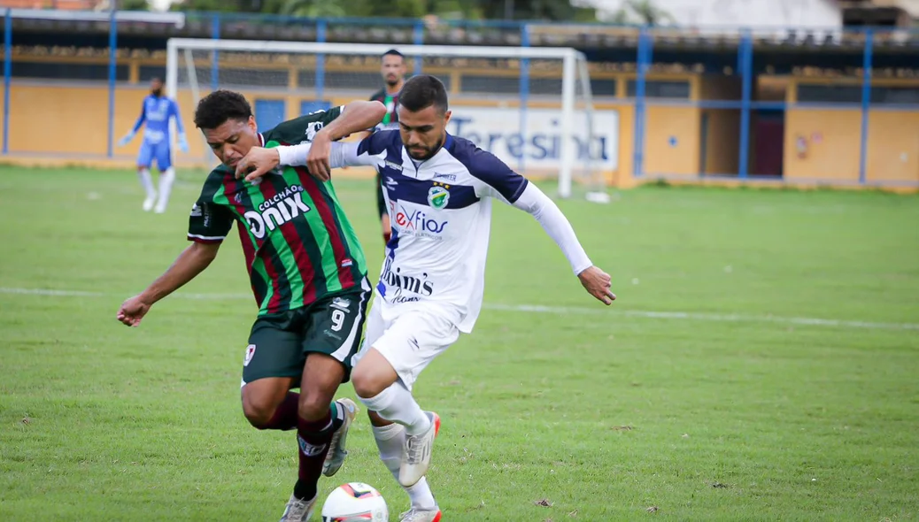 Disputa de bola entre jogadores do Altos e Fluminense-PI