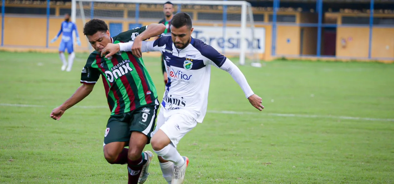 Disputa de bola entre jogadores do Altos e Fluminense-PI