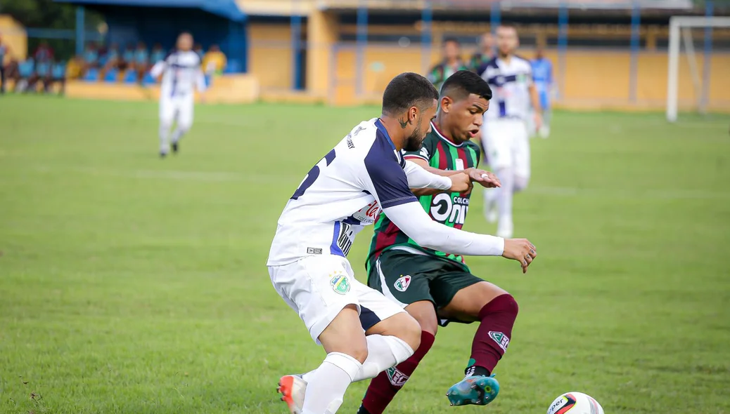 Disputa de bola entre jogadores do Fluminense-PI e Altos