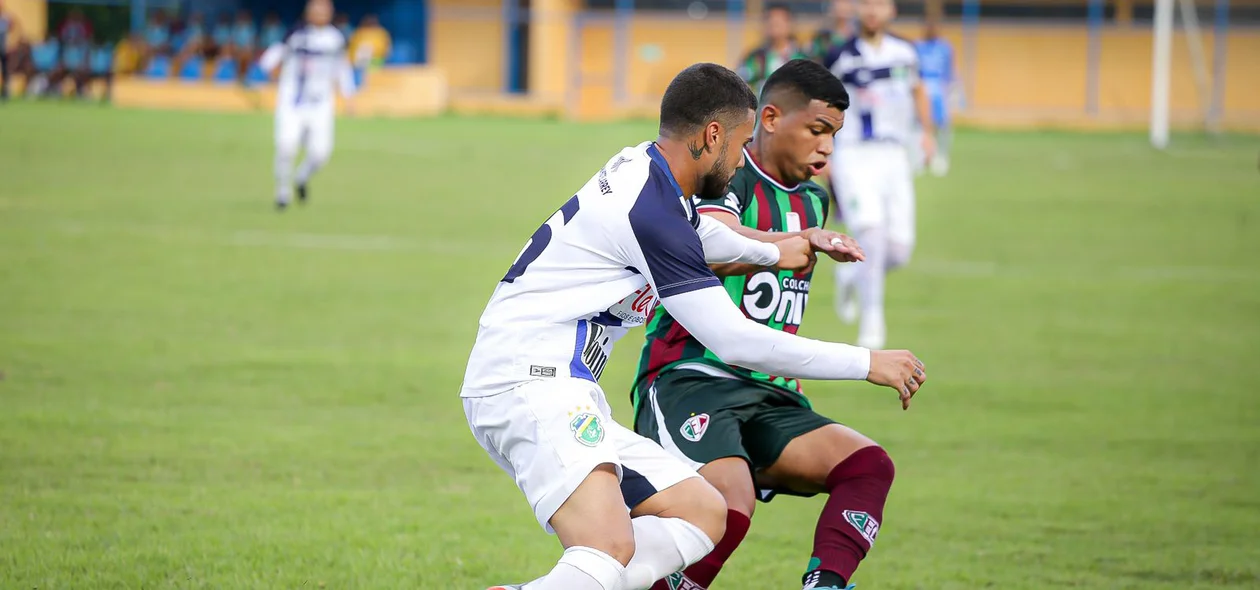 Disputa de bola entre jogadores do Fluminense-PI e Altos