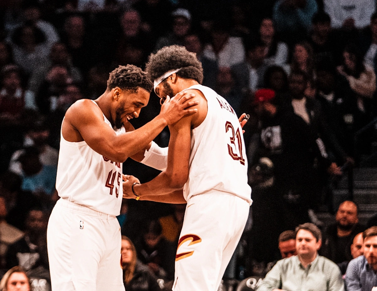 Donovan Mitchell e Jarrett Allen comemoram vitória