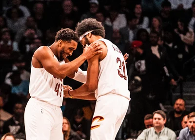Donovan Mitchell e Jarrett Allen comemoram vitória