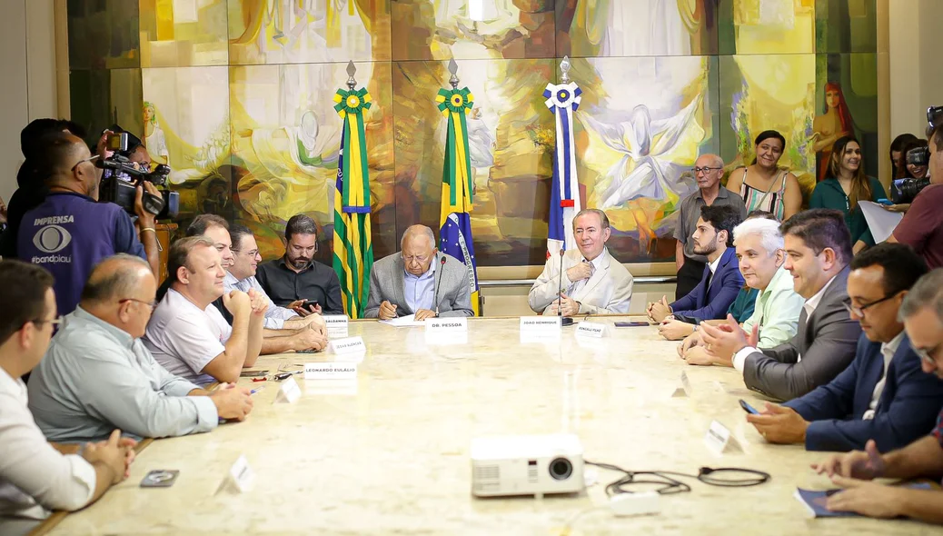 Dr. Pessoa assina licitação para obra de rebaixamento da Avenida Miguel Rosa
